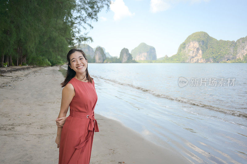 年轻的亚洲旅游成年旅游女性在奥南海滩放松，Ko Phi Phi Don岛，甲米省，泰国